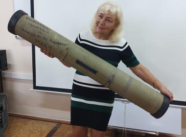 Пам’ятний подарунок факультету кібернетики МЕГУ від  командира 68 ОЄБР